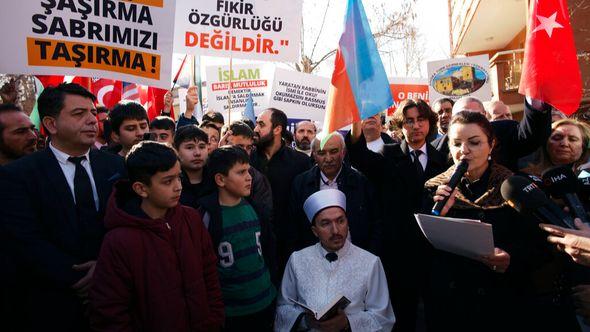 An Imam recites from the Quran, Islam's holy book, during a demonstration outside the Swedish embassy in Ankara, Turkey - Avaz