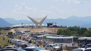 "Avaz" na licu mjesta: Hiljade ljudi na brdu Žuč, pogledajte kako izgleda spomenik "Krila slobode"
