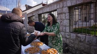 Karić dijelila baklave sugrađanima ispred Baščaršijske džamije