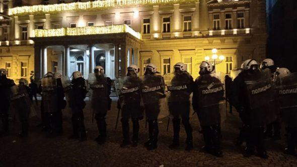 Kordon policije rastjeruje demonstrante - Avaz