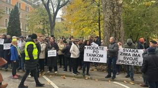 Završeni protesti ispred zgrade Vlade KS: "Grijem se pod dekom, ovo je sramota"