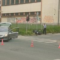 Nesreća u Tuzli: Motociklista udaren automobilom, prevezen na UKC Tuzla 