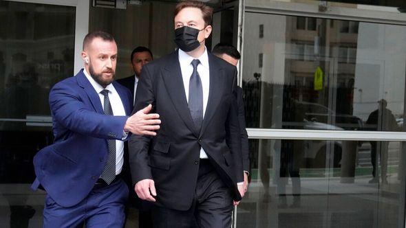 Elon Musk, center, leaves a federal courthouse in San Francisco, Friday, Feb. 3, 2023 - Avaz