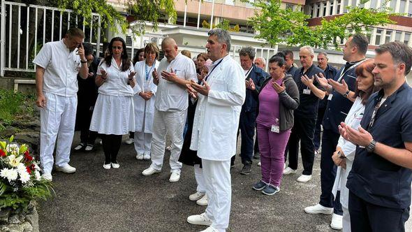 Polaganje cvijeća na spomen-obilježju Abdaluahu Nakašu - Avaz