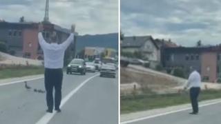 Video / Humanost na djelu: Muškarac zaustavio saobraćaj u Vogošći kako bi patka i pačići sigurno prešli cestu