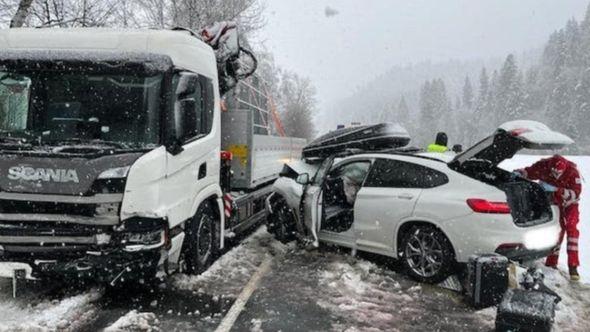 Frontalni sudar kamiona i BMW-a - Avaz