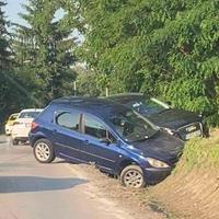 Teška nesreća u Tuzli: Jedno vozilo završilo u kanalu