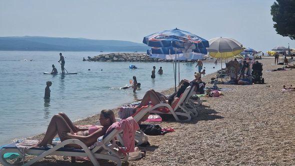 Uživanje na plaži - Avaz