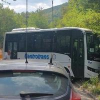 Nesreća kod Sarajeva: Autobus sletio s ceste, obustavljen saobraćaj