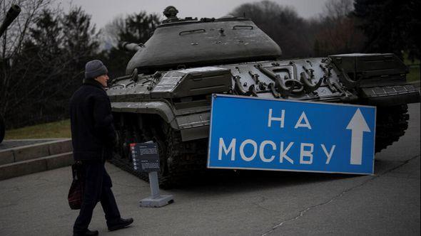 A man walks by a sign that reads "to Moscow" placed on an old tank displayed at a war museum in Kyiv - Avaz