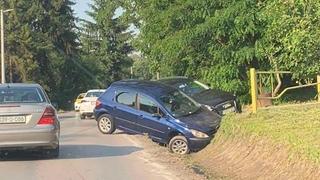 Teška nesreća u Tuzli: Jedno vozilo završilo u kanalu