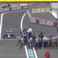 Zamalo izbjegnuta tragedija na utrci Formule 1, malo je nedostajalo da Okon pregazi ljude u boksu