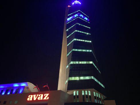 "Avaz Twist Tower" u plavoj boji  - Avaz