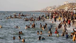 Predah od teške svakodnevnice: Stotine Palestinaca rashladilo se u primorskom području