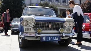 Atrakcija u Sarajevu: Oldtimer vozila iz BiH i inozemstva izložena ispred pozorišta