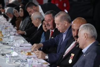 Erdoan iftario u kontejnerskom naselju sa žrtvama zemljotresa