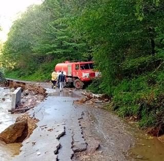 Video / Vatrogasci iz Tarčina umalo sletjeli u rijeku zbog odrona u Gunjanima, u Ljubovčićima gasili požar na kući