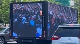 Pokrenuta istraga protiv vozača koji je objavio antimuslimanski video na digitalnom ekranu vozila