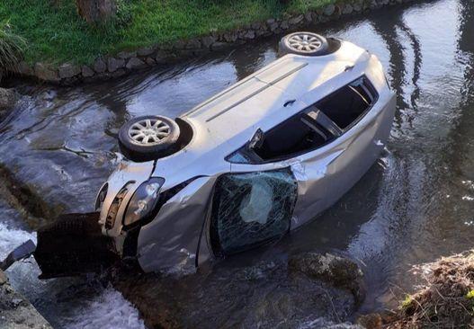 Automobil  završio u rječici - Avaz