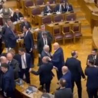 Video / Potukli se poslanici u Skupštini Crne Gore