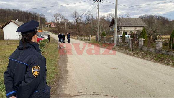 Ispred kuće u kojoj se dogodio zločin - Avaz