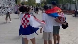 Video / Srbi i Hrvati, ogrnuti zastavama svojih država, zajedno navijaju za Đokovića u finalu OI u Parizu