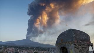 Glavni aerodrom na Siciliji obustavio letove zbog erupcije vulkana Etna