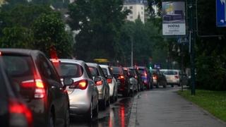 Video / Kiša ne prestaje da pada cijeli dan: Prouzrokovala saobraćajni kolaps u Sarajevu