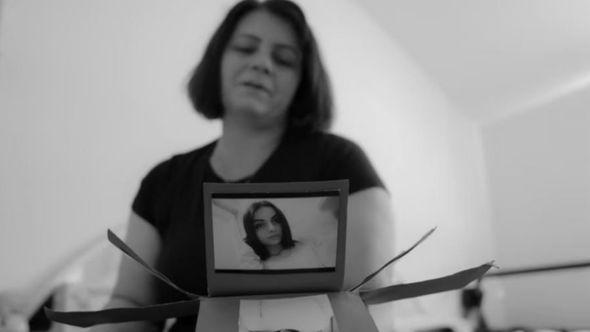 Milihate Coklit drži fotografiju svoje ubijene kćerke Erone - Avaz