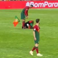 Video / Navijač prekinuo utakmicu kako bi poljubio kopačke Ronaldu