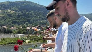 U Drinu bačene ruže u znak sjećanja na žrtve genocida u Srebrenici