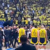 Video / Haos nakon meča: Pogledajte kako su navijači Fenerbahčea napali košarkaše Monaka