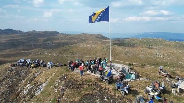 Zastava koja je bila postavljena na jednom od vrhova Jahorine - Avaz