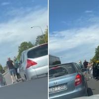 Video / Drama na bh. cesti: Potukli se vozači, smirivale ih žene