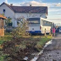 Nesreća na bh. cesti: Autobus sletio sa puta, probio ogradu i udario u kuću