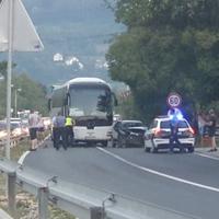 Video / Udes autobusa i automobila u Đurđeviku, nastao kolaps u saobraćaju