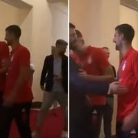 Video / Najkomičniji trenutak s dočeka olimpijaca Srbije: Bogdanović glavom udario svećenika