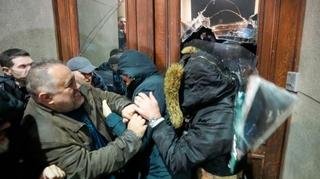 Blokiran centar Beograda: Demonstranti razvalili vrata Gradske skupštine