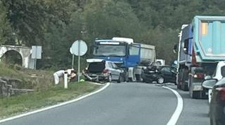 Žestoka nesreća kod Žepča: Sudarili se kamion i četiri automobila, povrijeđeno sedam osoba, obustavljen saobraćaj