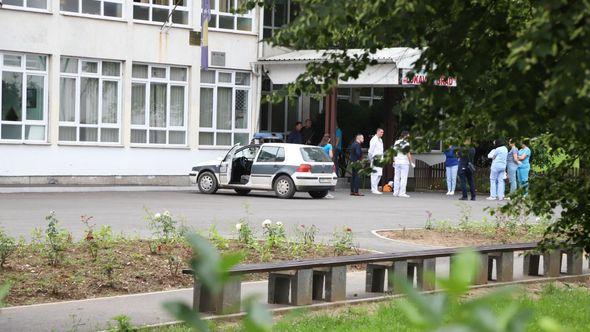 Policija pred školom u kojoj se desila pucnjava - Avaz
