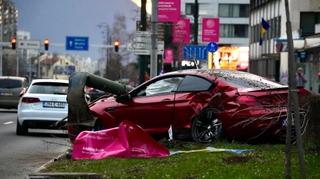 Pojavio se snimak trenutka kada je vozač BMW-a izgubio kontrolu nad vozilom i izvalio stub ulične rasvjete