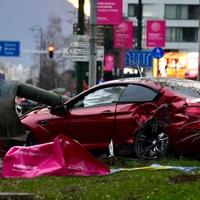 Pojavio se snimak trenutka kada je vozač BMW-a izgubio kontrolu nad vozilom i izvalio stub ulične rasvjete