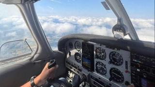 Pilot iz Novog Sada odlučio da obraduje jednu damu za 8. mart letom iznad grada