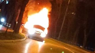Automobil se zapalio u Zenici tokom vožnje, vatrogasci na terenu