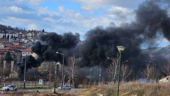 Požar kod Željezničke stanice: Crni dim kulja, vatrogasci na terenu