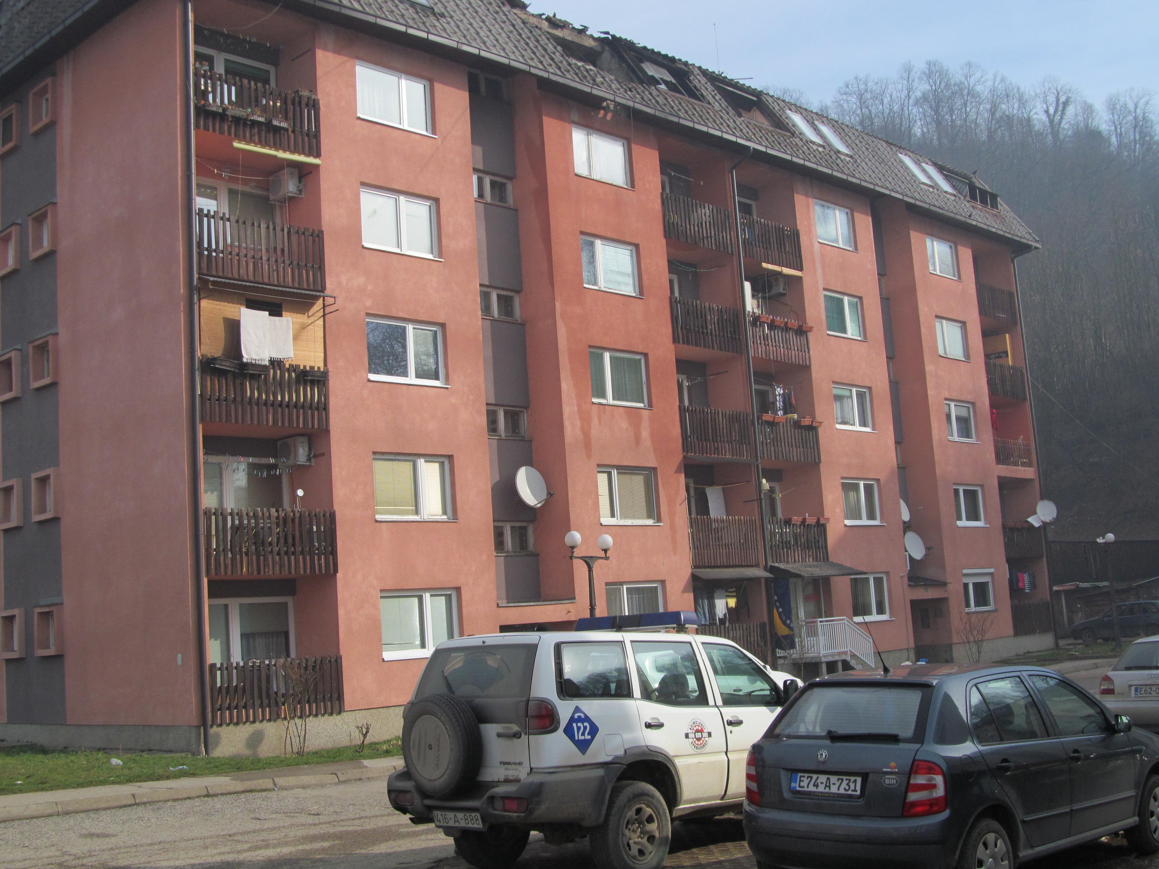 GRAČANICA Požar u potkrovlju zgrade gasila cijela vatrogasna brigada, pola zgrade evakuirano