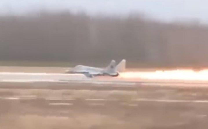 Pilot jedva izvukao živu glavu: MIG-29 se zapalio pri polijetanju!