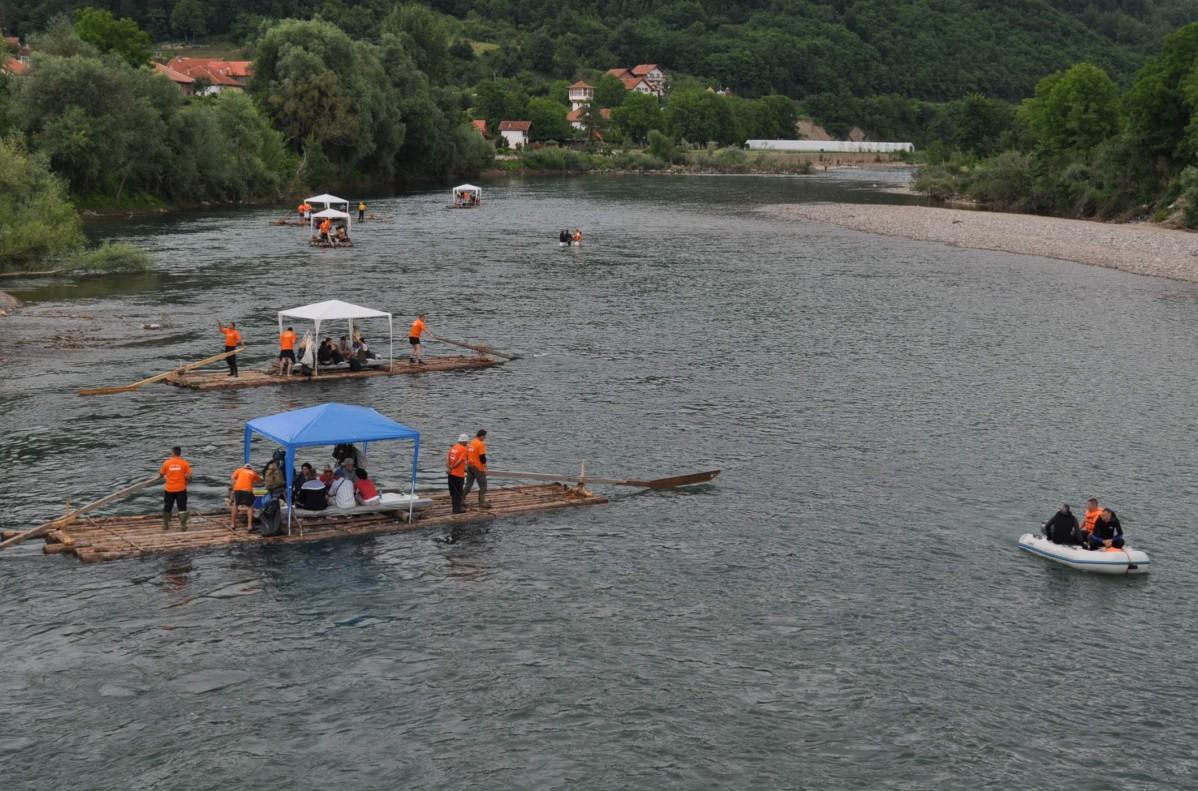 Uzbudljivi spustovi brzacima turistička su atrakcija: Splavarenje Drinom za ćeif i odmor