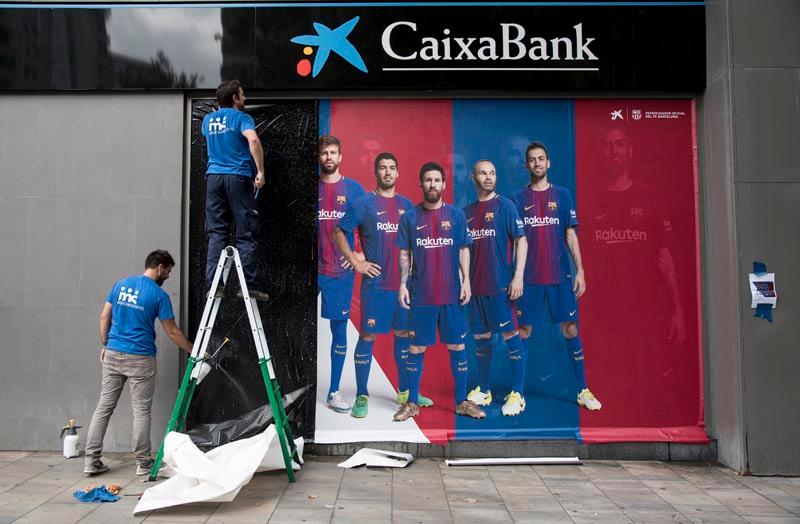 Nije se još ni spakovao: Već skinut ogromni plakat Neymara sa stadiona Nou Camp