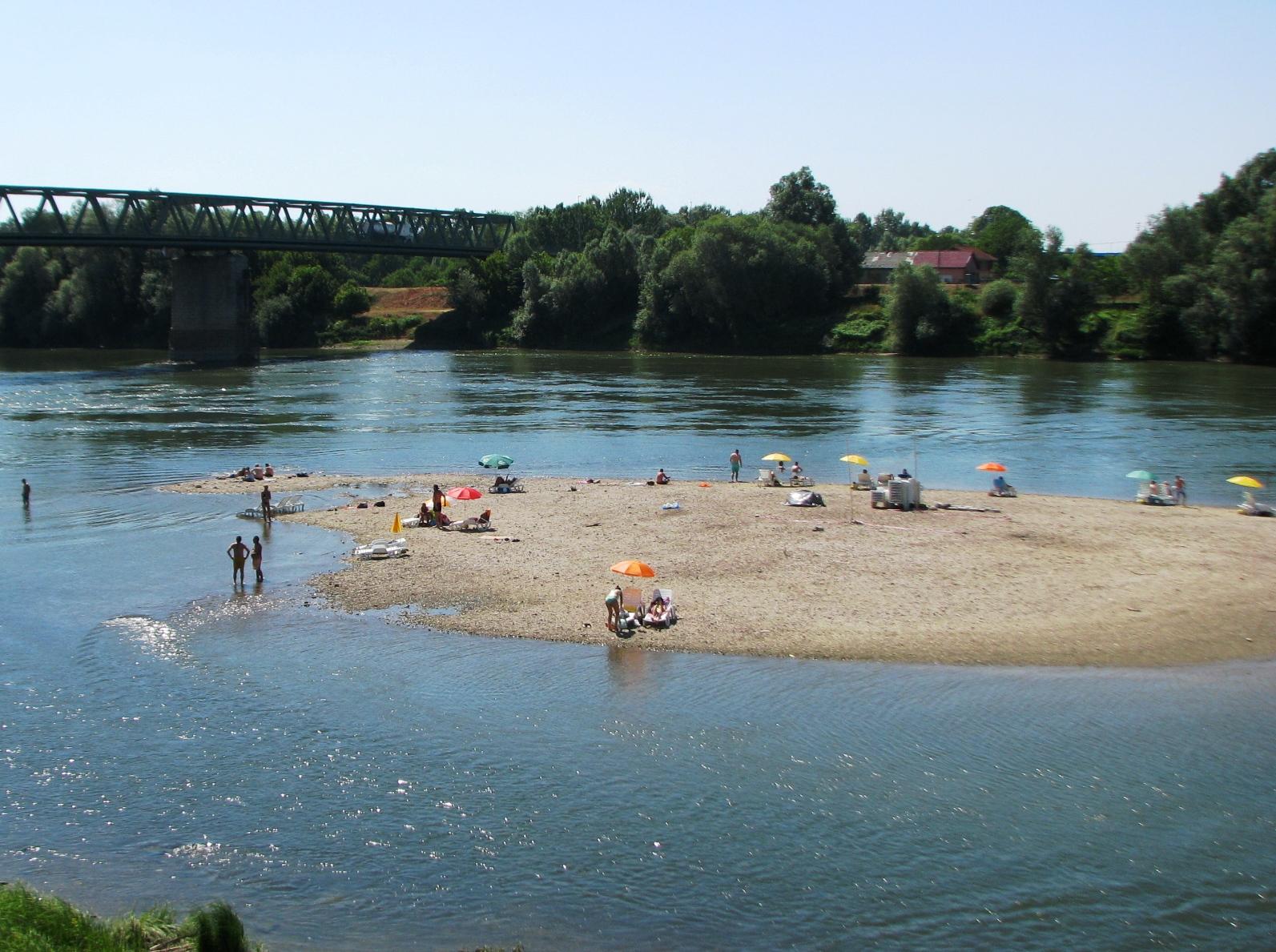 Kupači i ribolovci od ranog jutra na Savi